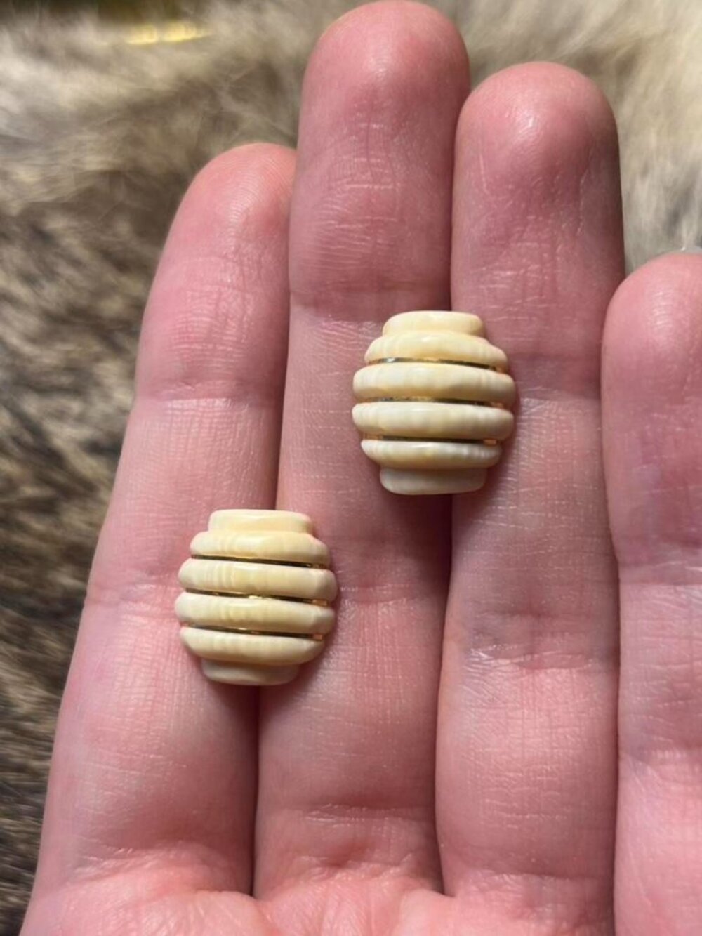 Vintage 14k gold bone ribbed jar earrings.